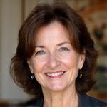 Photo professionnelle d'Élodie Moreau, professeure de chant, souriante.