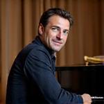 Photo professionnelle de Marc Dubois, professeur de piano, concentré.