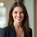 Portrait chaleureux de la responsable des admissions, souriante.