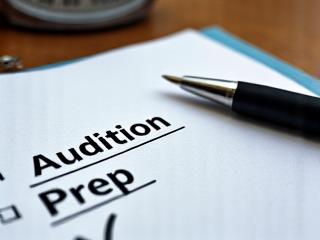 Checklist papier avec stylo pour préparer une audition.