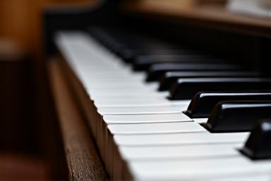 Détail des touches blanches et noires d'un piano à queue dans un studio parisien