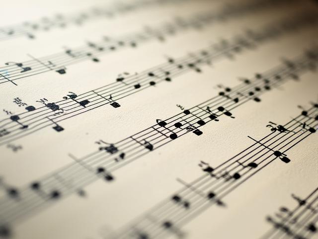 Partition musicale avec des annotations harmoniques colorées et des chiffres de degrés, symbolisant l'analyse musicale structurée.